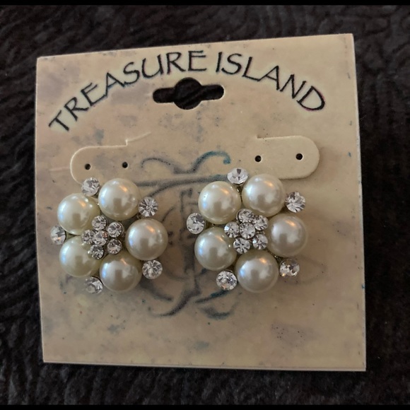 🆕 “AUDREY HEPBURN” CLASSIC. GLASS PEARL PIERCED EARRINGS. NEW. NEVER WORN. - Picture 4 of 5